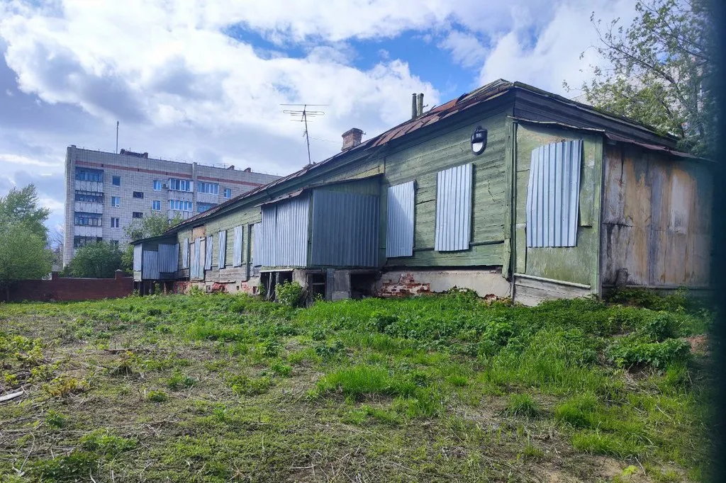 Как на пороховой бочке: самое старое деревянное здание в Казани стоит заброшенным на заводе