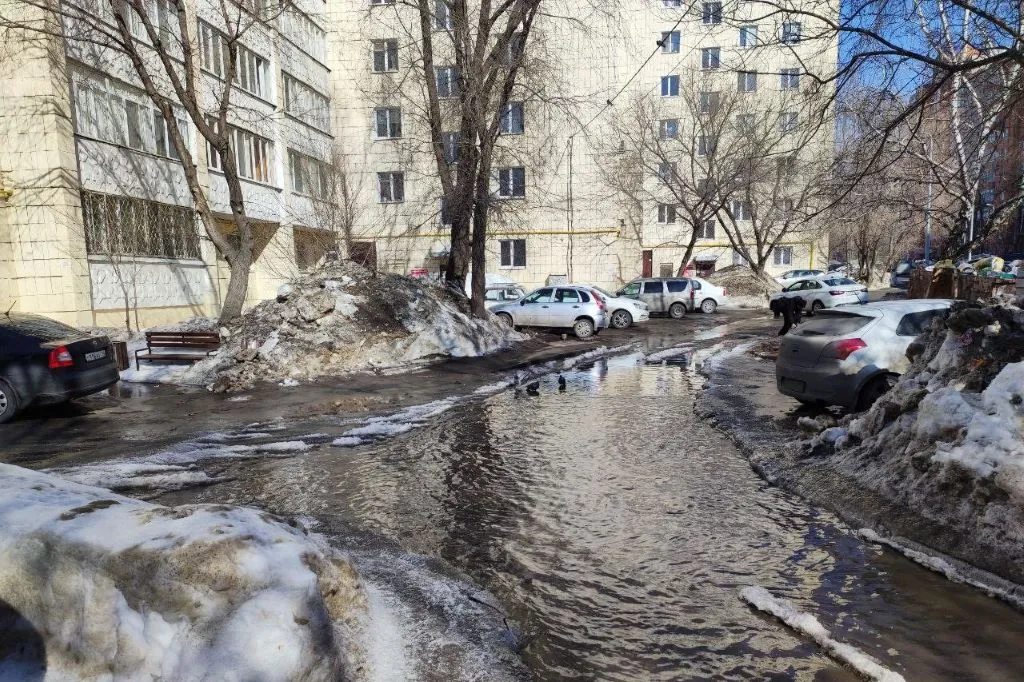 «Денег не хватит»: жители домов в центре Казани не в силах справиться со сгнившими трубами
