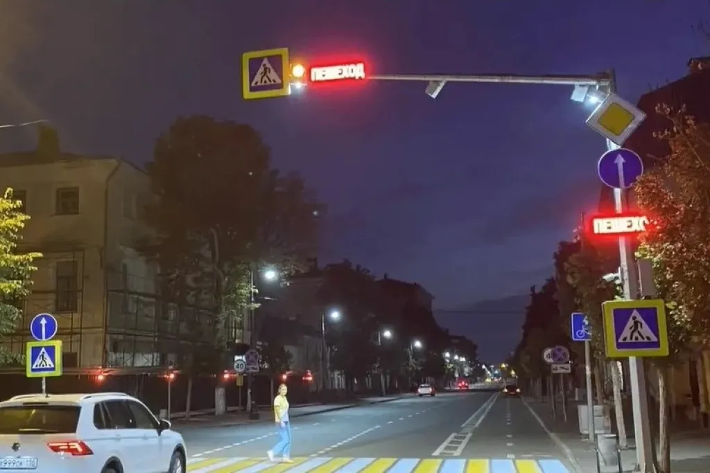 Пешеходный переход в центре Казани оснастили световой сигнализацией