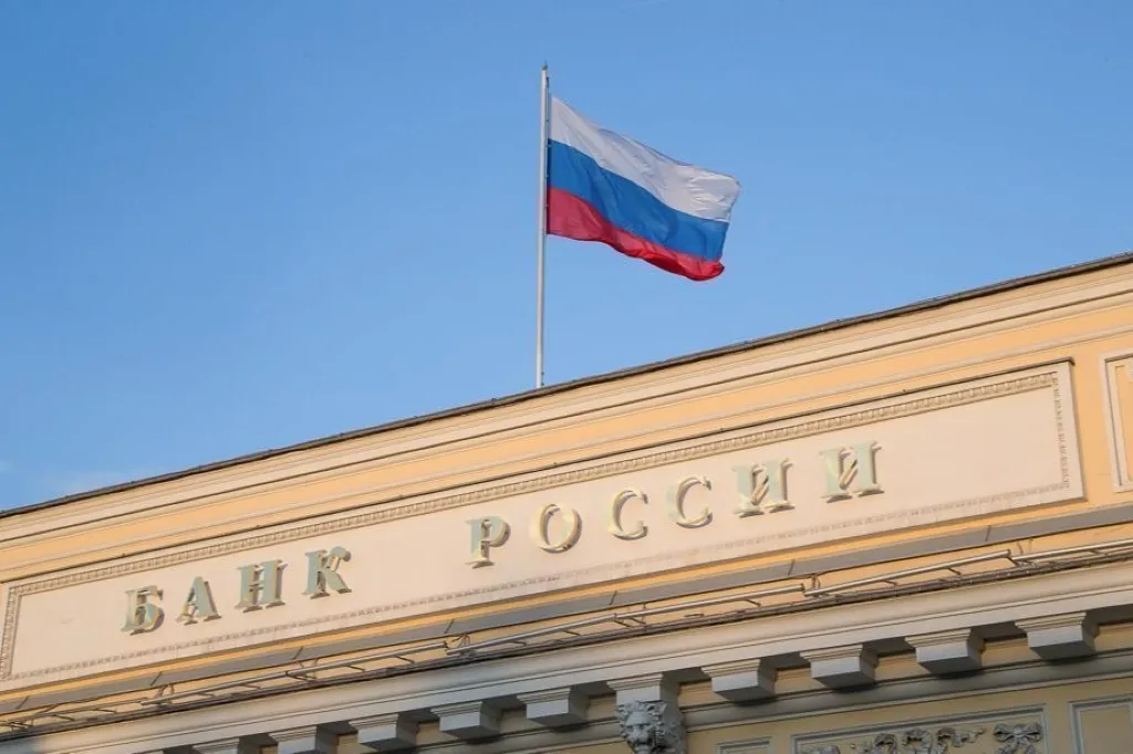 Банк России минимально снизил ключевую ставку — до 14,25%