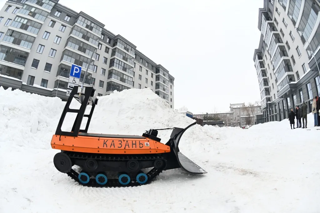 Во дворах Казани тестируют беспилотники для уборки снега