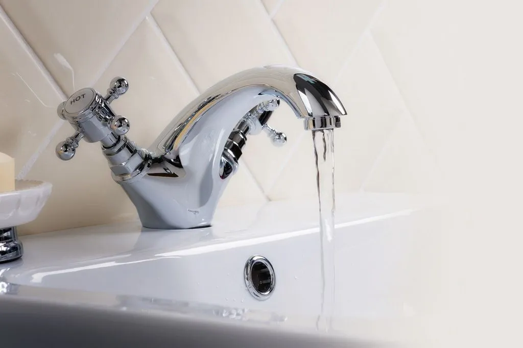 Горячая вода в квартире: как не переплатить и на сколько могут отключить