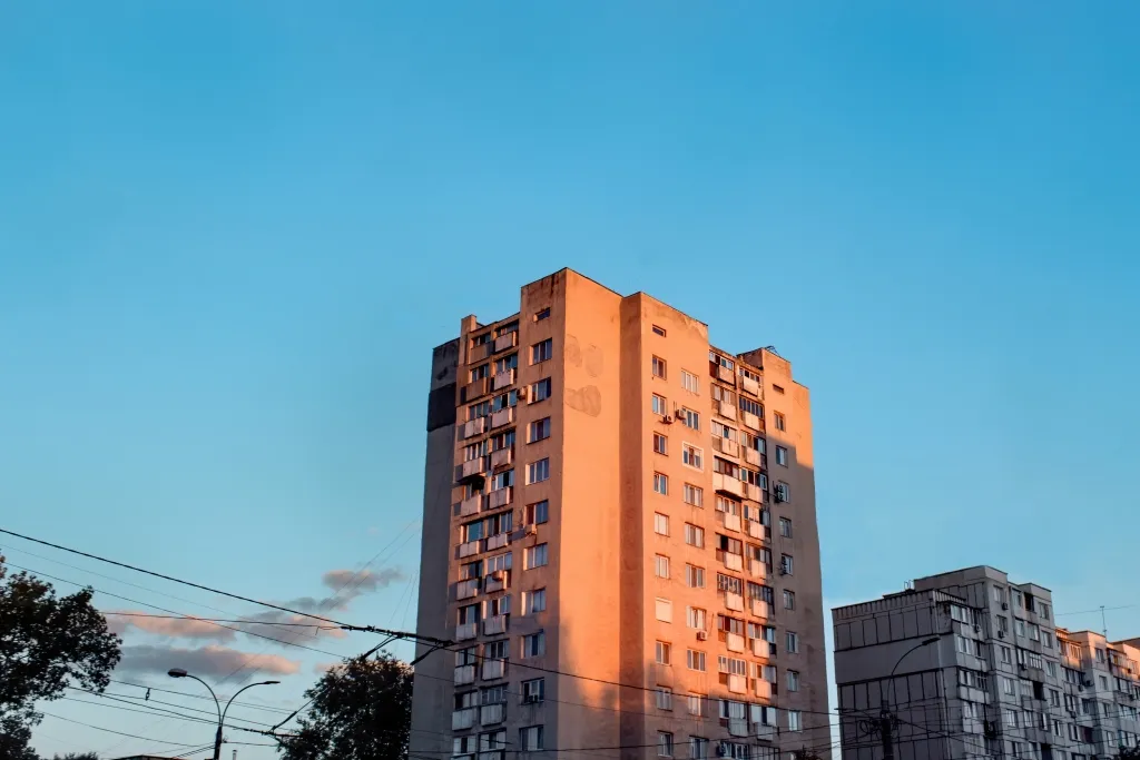 Итоги недели: снижение ключевой ставки и бомбоубежища на госуслугах