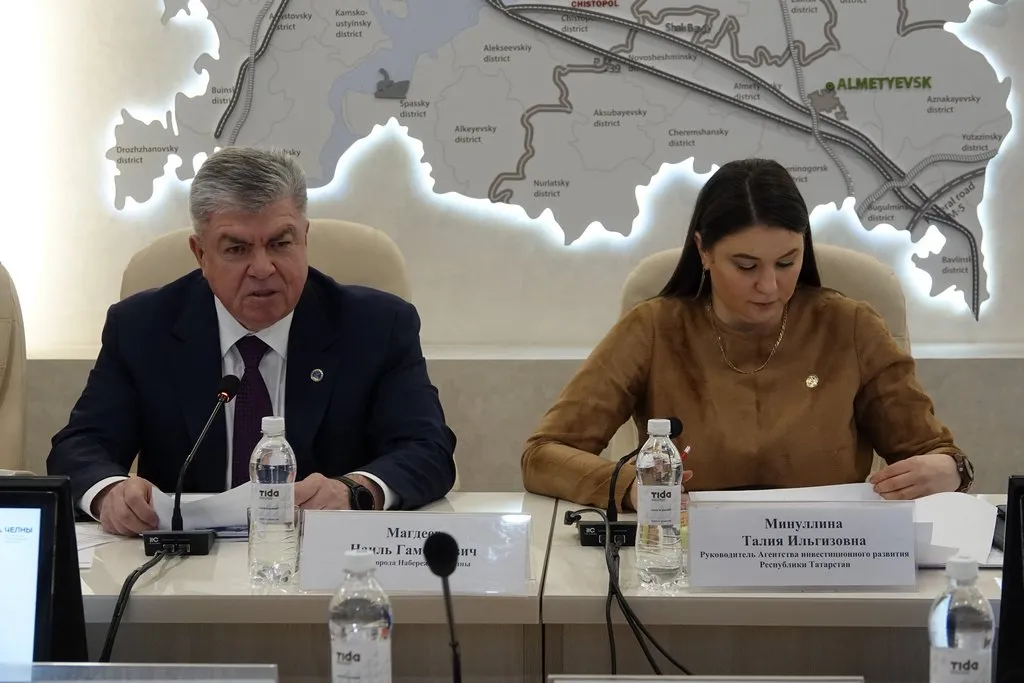 Магдеев: «Мы занимаемся социальной сферой: жилье, дороги, детские сады. За 10 лет работы построено 10 новых школ, 21 новый детский сад…» Фото: пресс-служба АИР