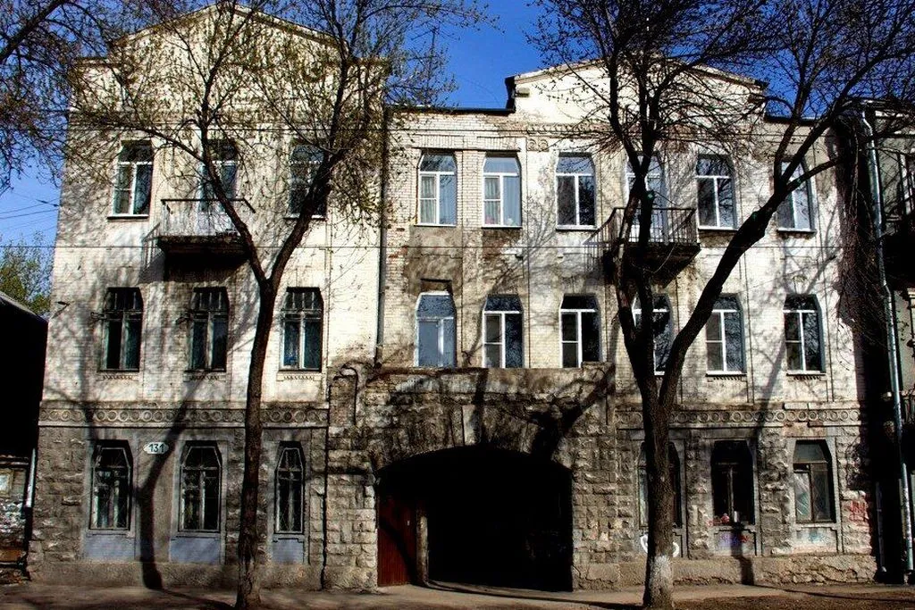 Одно из необычных зданий в Самаре — с арками окон, выполненными в форме крышек гробов. Это был дом владелицы бизнеса по оказанию ритуальны услуг. Фото предоставлено героиней статьи