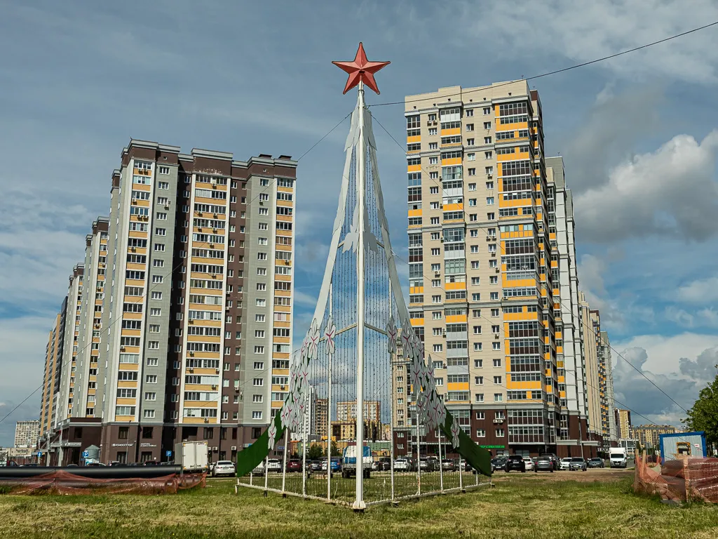 ЖК 21 век строился долго, поэтому здесь нет единого стиля у всех домов. Фото: Урбан Медиа