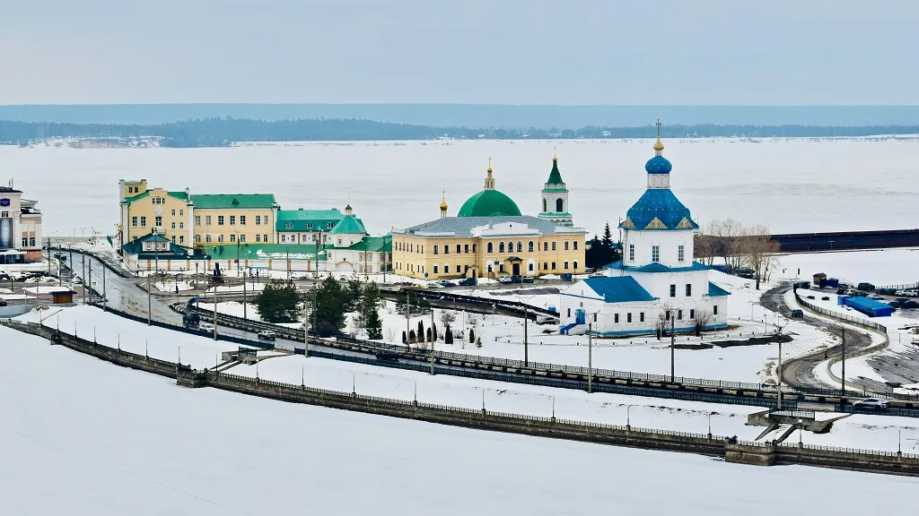 Обязательно отправляйтесь на Московскую набережную, где находится знаменитый Монумент Матери, 46-метровая скульптура покровительницы чувашского народа. Фото: unsplash.com