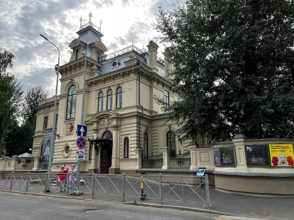 Заборы вдоль дорог в Казани встречаются по всему городу. И чаще всего это достаточно неудобно для пешеходов. 