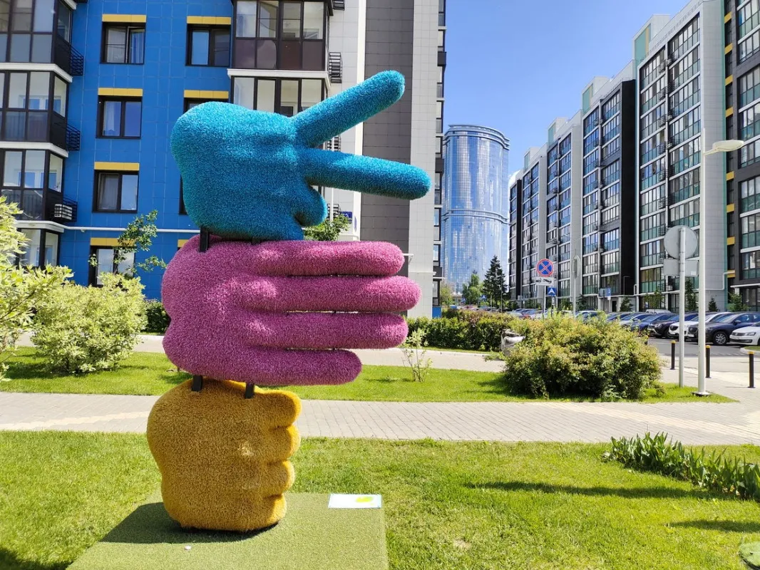 На территории ЖК ART City расположились тематические арт-объекты. Фото: Урбан Медиа