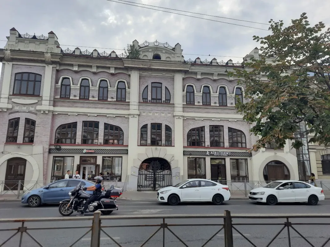 Необычная архитектура выделяет бывшую гостиницу среди других зданий. Фото: Урбан Медиа