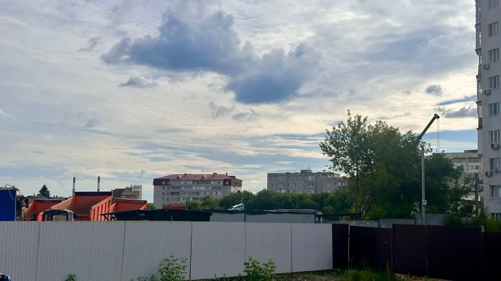 Территория будущего ЖК на Заслонова уже огорожена. Фото: Урбан Медиа