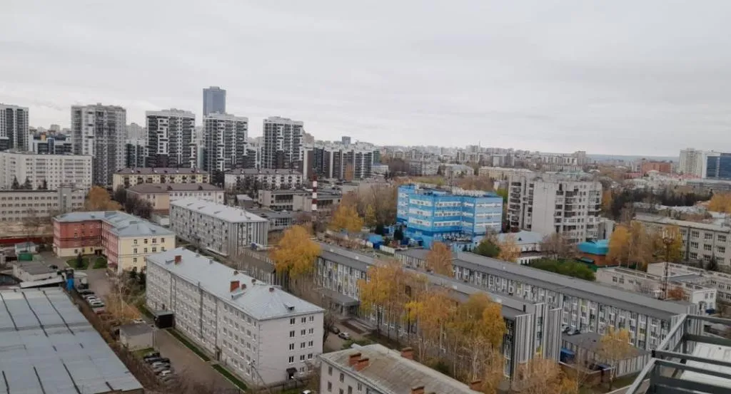 На территории ЖК нет многоуровнего паркинга, как обещал застройщик. Жильцы страдают из-за того, что некуда припарковать свой автомобиль.