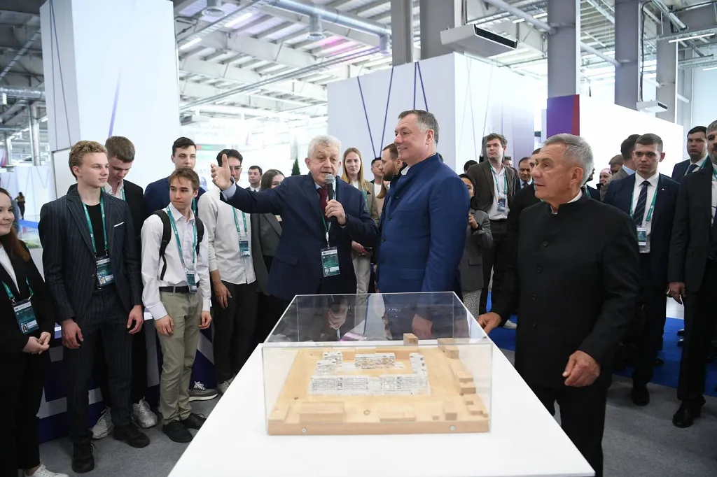 Не обошлось и без забавного стартапа. Компания по строительству мостов для наглядности представила деревянный прототип своей продукции. Фото: пресс-служба Раиса РТ