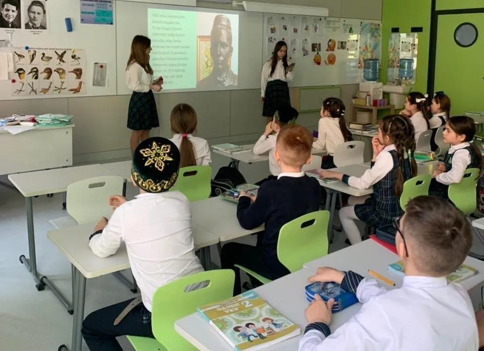  На некоторые уроки дети приходят в национальных костюмах. Фото: vk.com/adymnar_165 