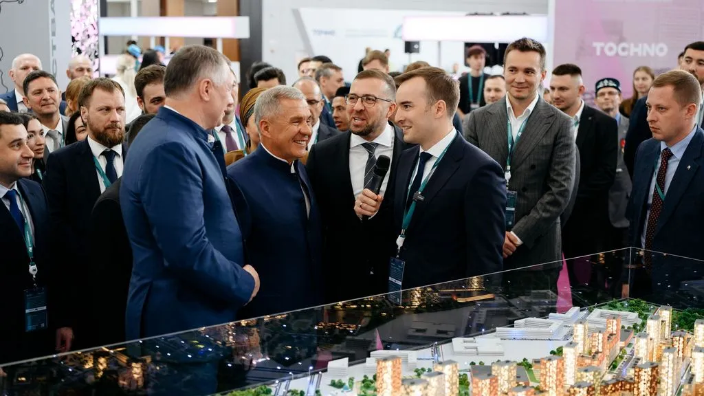 Владелец ГК ТОЧНО Николай Амосов (справа от раиса РТ Рустама Минниханова) и гендиректор ГК ТОЧНО в Республике Татарстан Азат Назмеев презентуют «Кадерле» делегации Минстроя РФ на KazanForum2026. Фото: ГК ТОЧНО