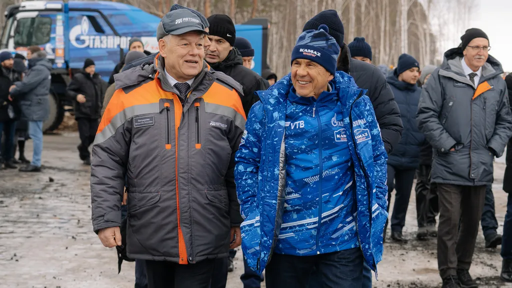 Рустам Минниханов лично оценил новую трассу, проехав по ней накануне открытия. Фото: ГК «Автодор»