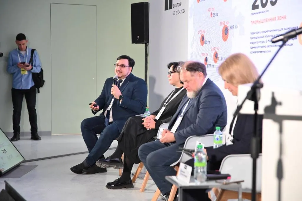 Соучредитель Агентства стратегического развития «ЦЕНТР» Сергей Георгиевскийи рассказал про опыт исследования с целью выработки стратегии наиболее грамотной интеграции производственных территорий в ткань города. Фото: t.me/dialogikazan