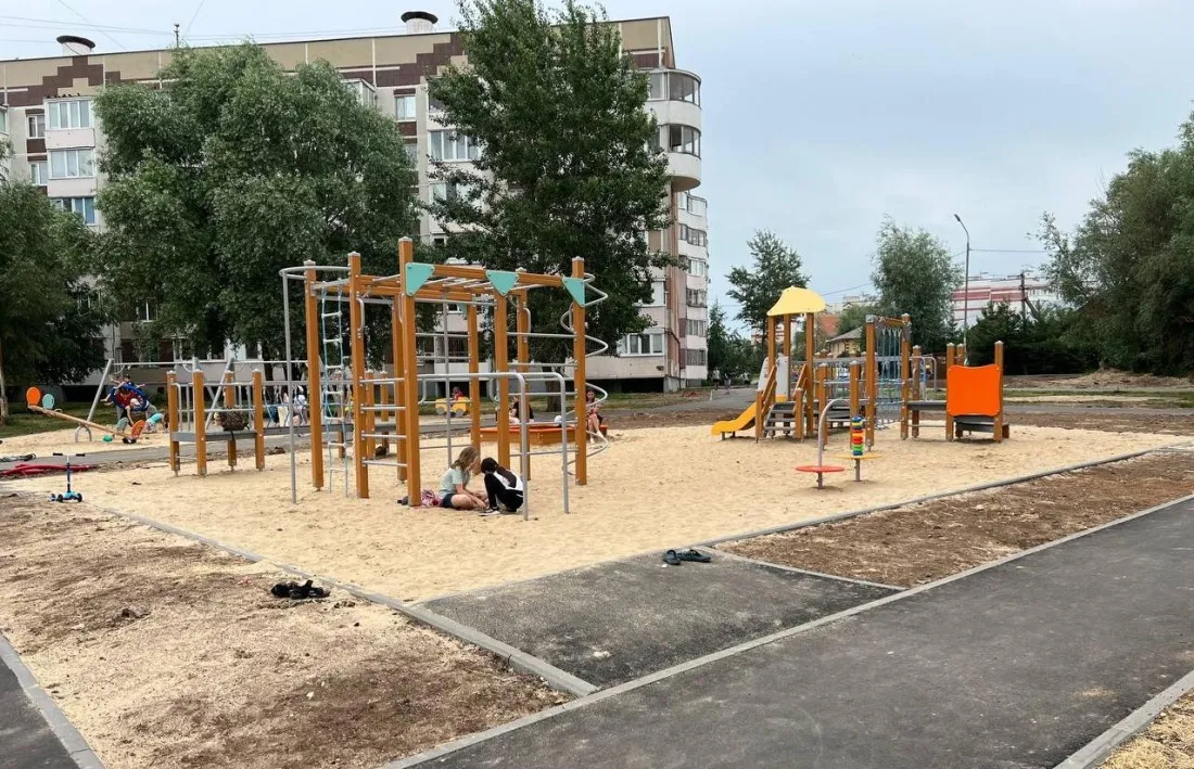 В этом году начали делать ремонт во дворе по адресу Дуслык, 6. Строители уже установили детскую площадку, работы планируют закончить до конца лета.