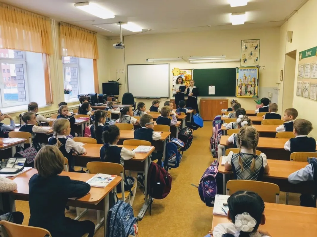 Школа переполнена: здесь учатся 1914 учеников, хотя проектная мощность здания в 2,5 раза меньше — всего 864 ученика. Фото: vk.com/sch177