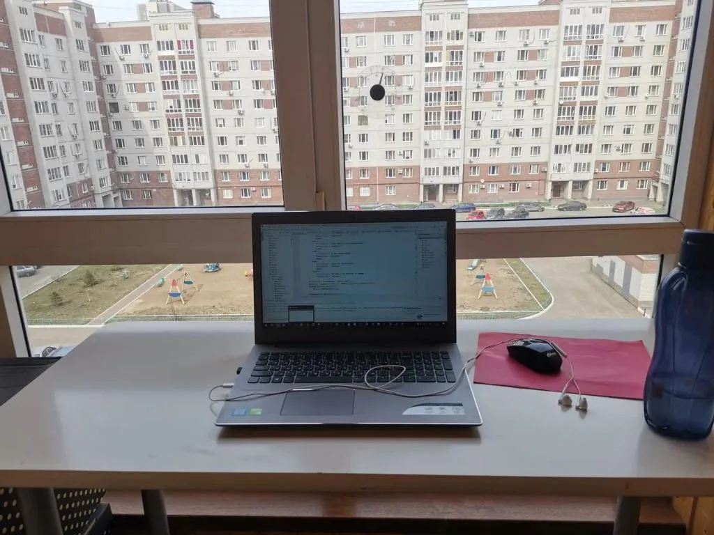 Трехкомнатная квартира площадью 92 кв.м. находится на шестом этаже: гостиная, которую мы совместили с кухней, и две спальни.
