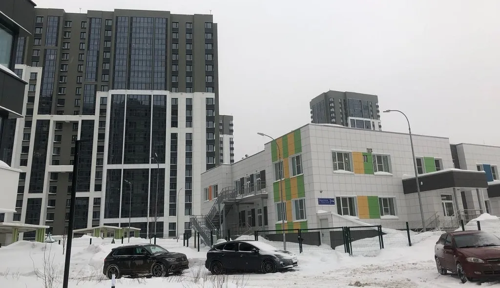 Рядом с комплексом уже есть социальная инфраструктура: прямо во дворе детский сад, куда мы быстро смогли устроить младшего ребенка, планируется строительство поликлиники и школы. Фото предоставлено героем статьи