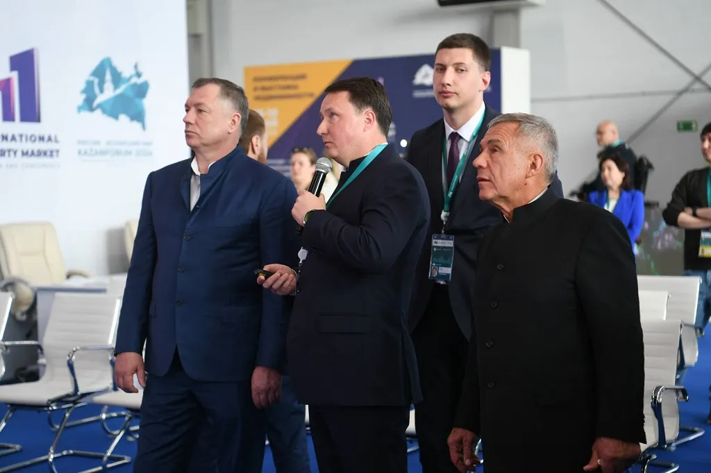 Министр строительства, архитектуры и ЖКХ РТ Марат Айзатуллин тут же похвастался перед вице-премьером достижением в отрасли - сыпал цифрами, приводил графики. Фото: пресс-служба Раиса РТ