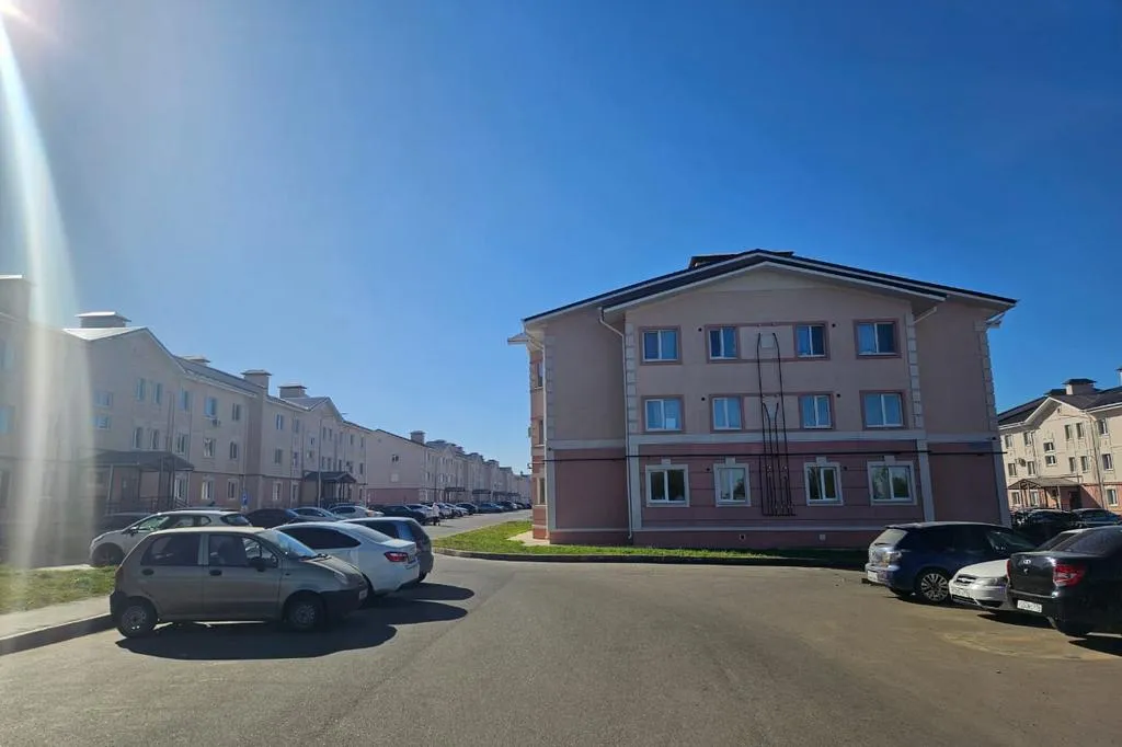 Вопрос парковки вообще не стоит, особенно это радует после предыдущего места жительства. Ставлю машину прямо возле подъезда.  Фото предоставлено героем статьи
