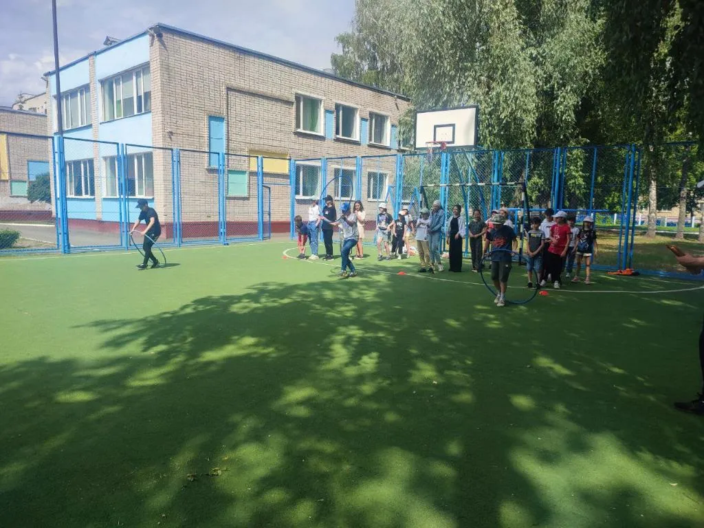 Площадь пришкольного участка составляет почти 10 тыс. кв.м. На его территории располагается физкультурно-спортивная зона, включающая теннисный корт, площадку для баскетбола, волейбола и мини-футбола. Фото: t.me/elena_servis_kzn