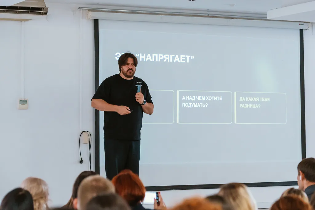 Нужно вести покупателя к сделке, не используя скрипты, которые «бесят» всех, призывал Валентин Бирюлин. Фото предоставлено организаторами мероприятия