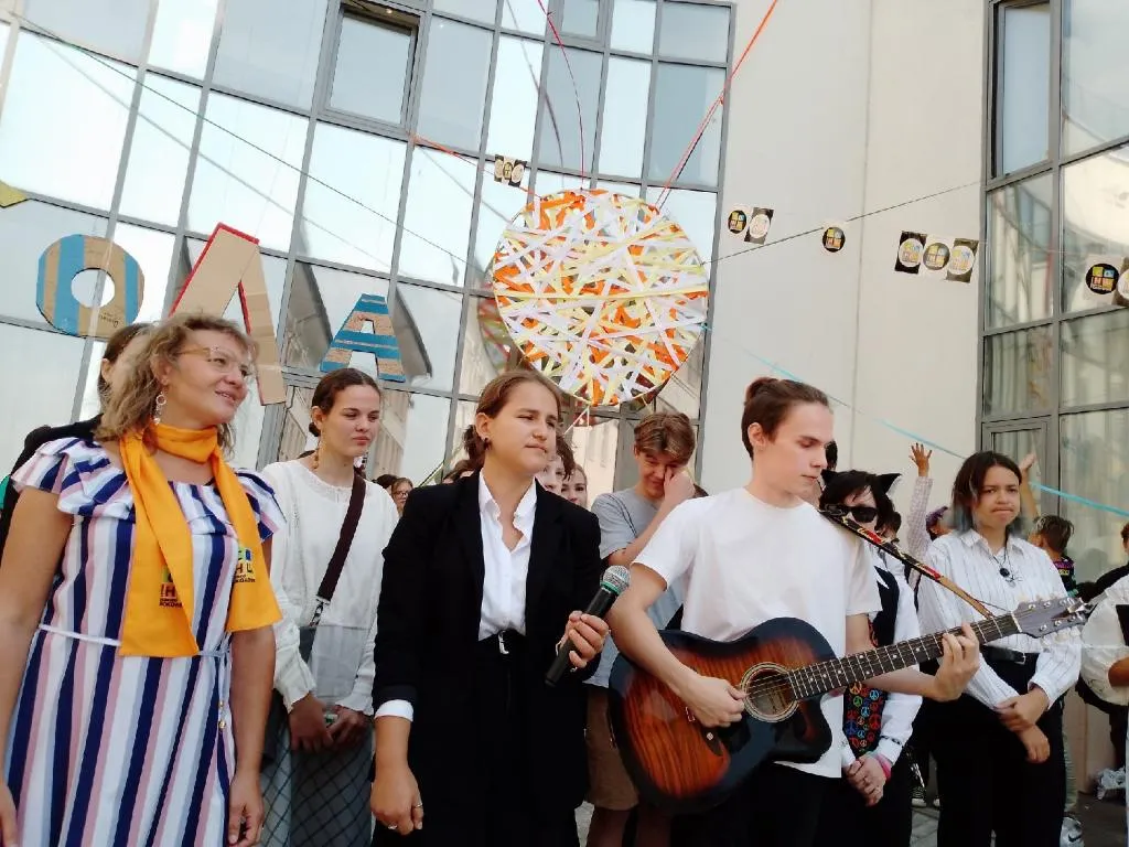 Школа СОлНЦе достаточно нестандартная, так как руководство делает акцент не на том, как лучше сдать ЕГЭ, а на том, чтобы ученик получал обширные знания и развивался в разных сферах. Фото: vk.com/kznsun