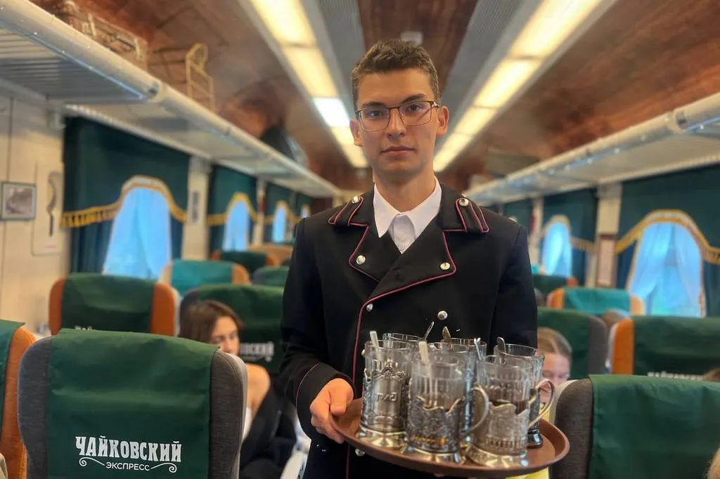 Ретропоезд «Чайковский экспресс»: проводники в исторической форме разносят чай в подстаканниках. Фото: пресс-служба Минтуризма Удмуртии