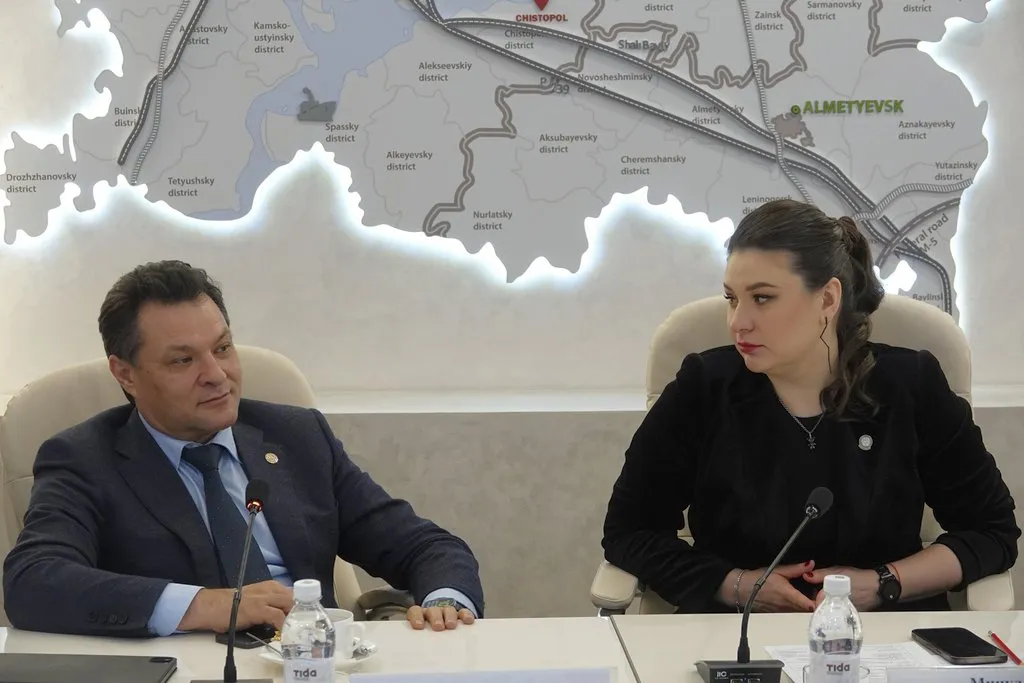 «Очень отстает город по услугам, они не устраивают приехавших из других регионов. Не хватает общепита, ресторанов, индустрии красоты, медицинских центров», — пожаловался Нуриев. Фото предоставлено пресс-службой АИР