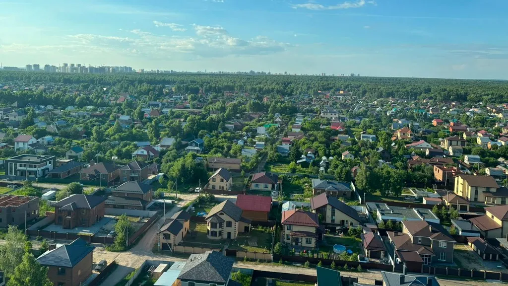 Вид из окна квартиры в ЖК «Южный парк» на частный сектор. Фото предоставлено героиней статьи
