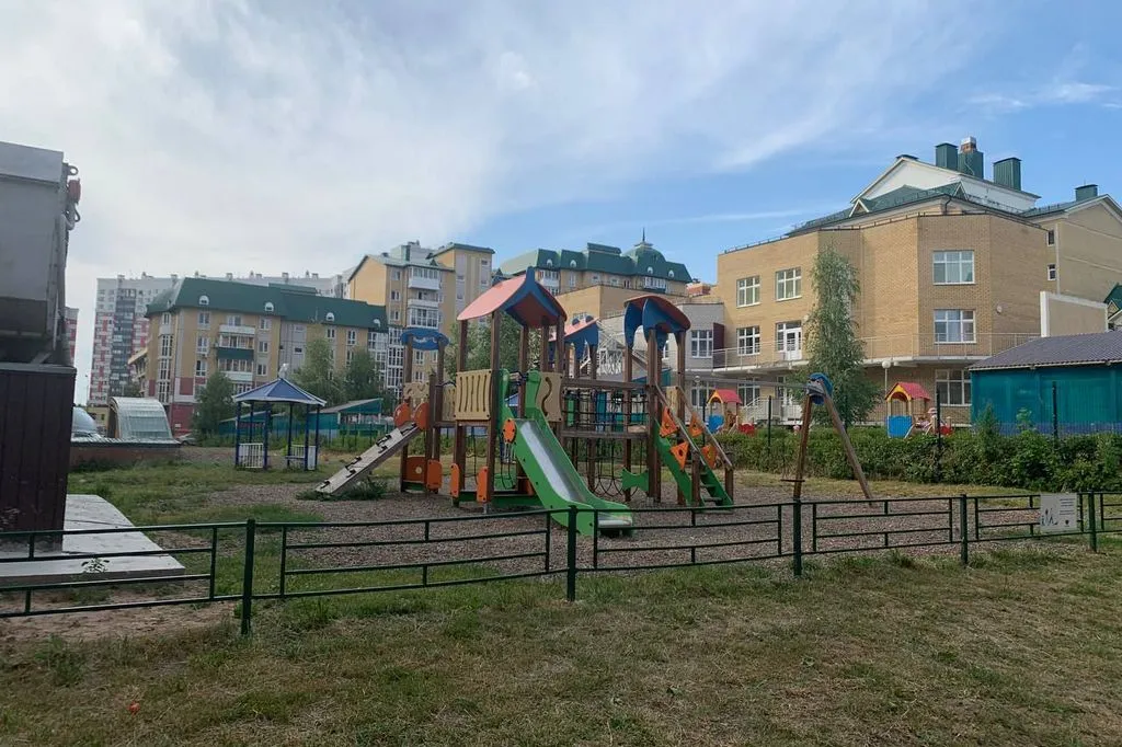 Детской площадкой мы не пользовались, но она есть и вполне приличная, правда, подходит только для ребят младшего возраста. Фото предоставлено героем статьи