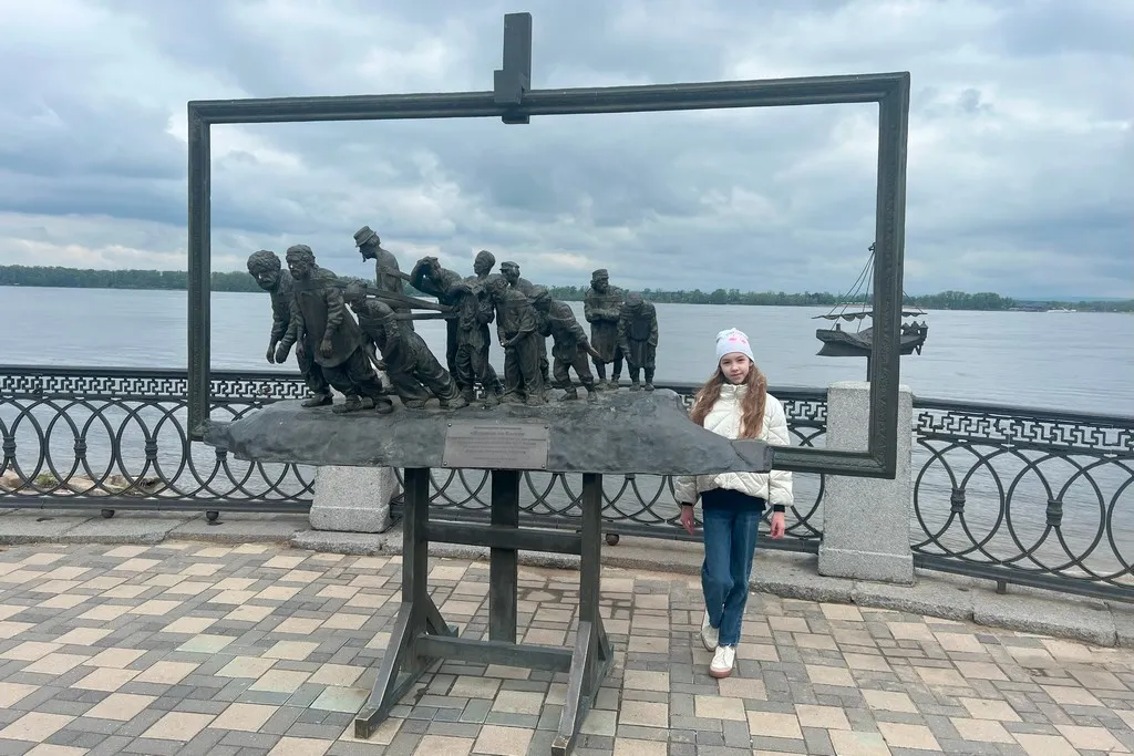 Памятник «Бурлаки на Волге» представляет собой раму, внутри которой изображены герои работы Ильи Репина, тянущие на себе барку. А фоном картины служит сама река. Фото предоставлено героиней статьи