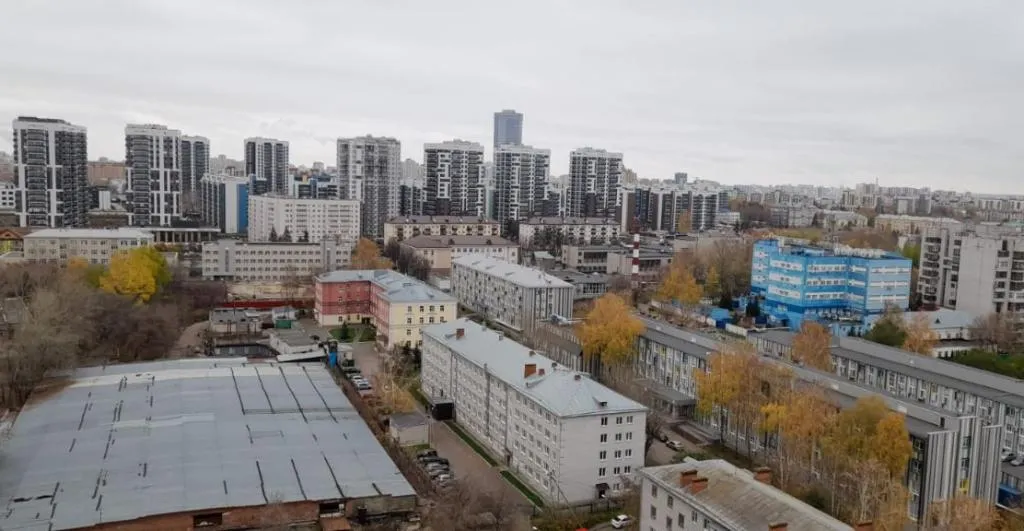 ЖК расположен в Советском районе среди хрущевок.
