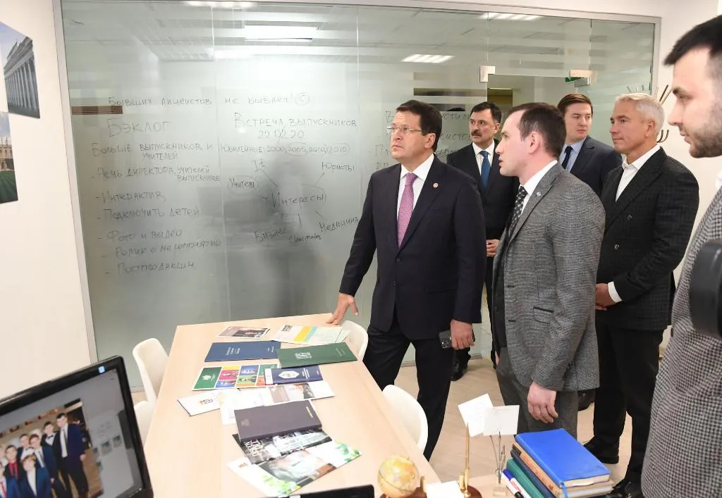В феврале 2020 года мэр Казани Ильсур Метшин оценил ремонт, встретился с учениками лицея-интерната для одаренных детей. Фото: kzn.ru
