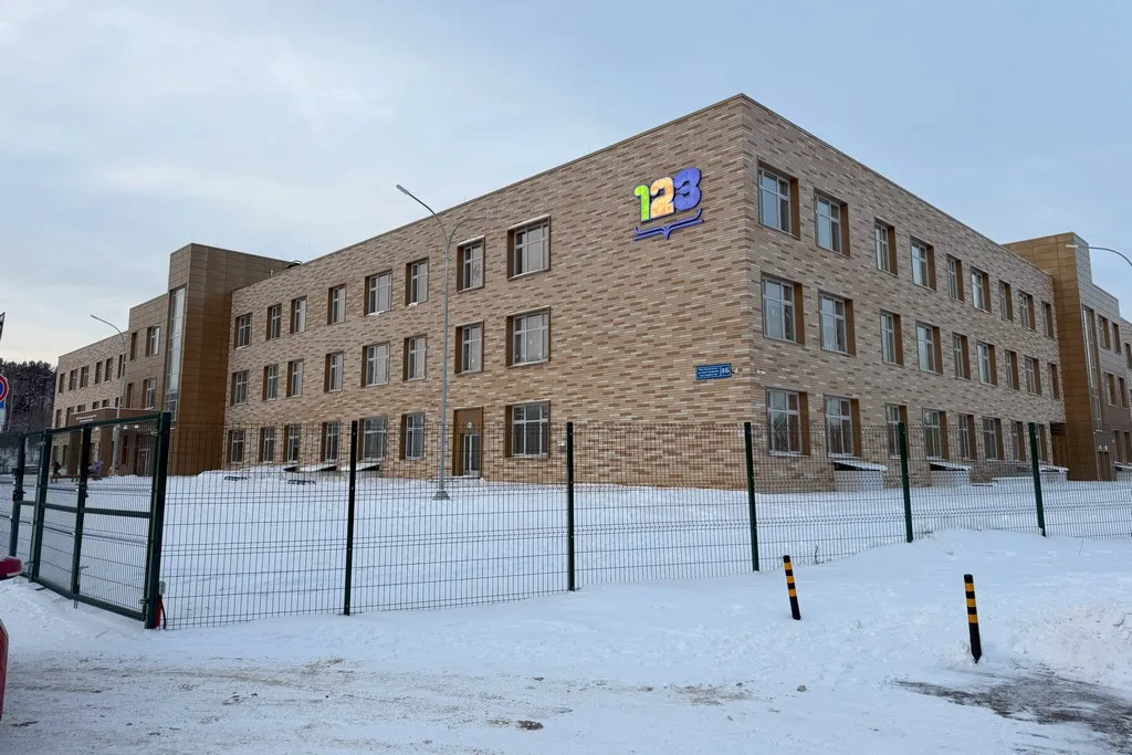 В плане инфраструктуры район устраивает — все шаговой доступности. Рядом новый лицей №123. Фото: Урбан Медиа