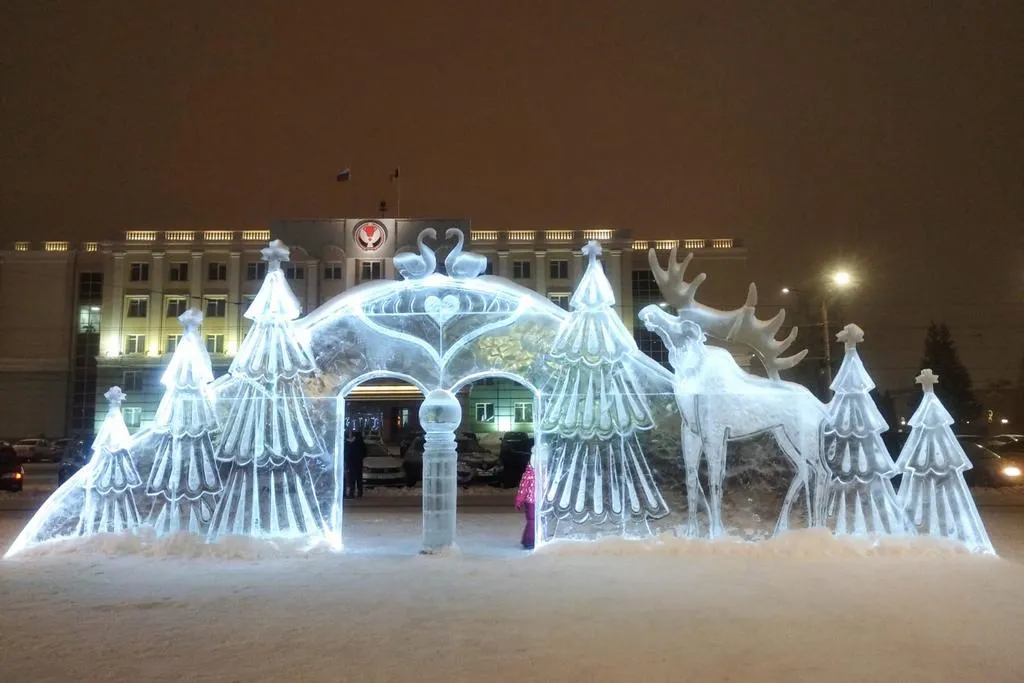 На главной площади города мастера создают скульптуры из кубов льда. Фото: Галия Шакирова