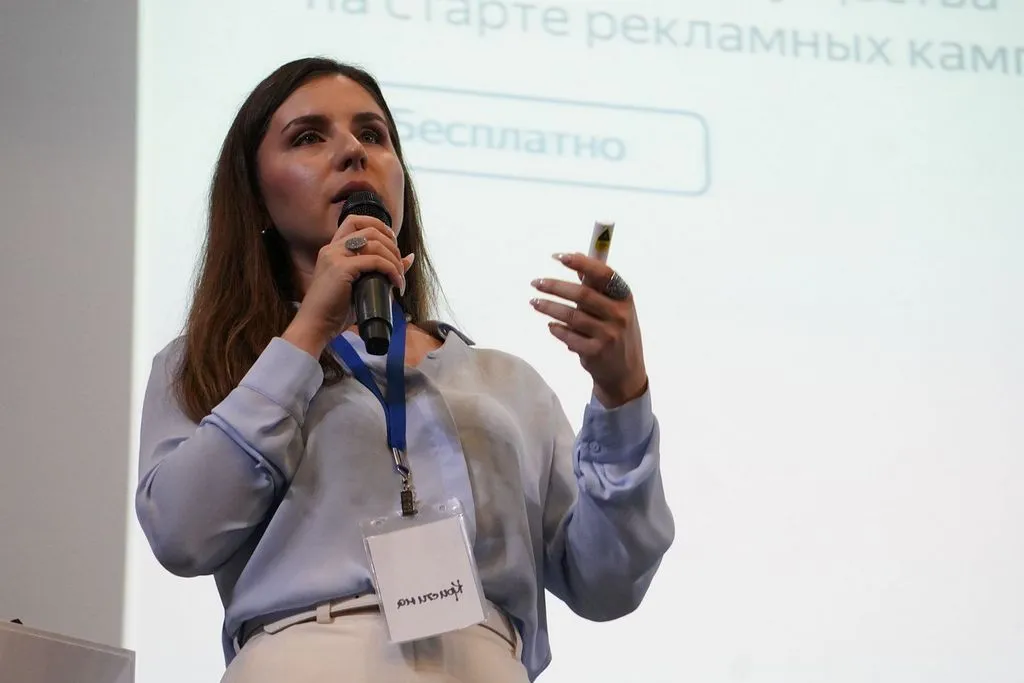 Кристина Лифанова озвучила, что около 68% компаний в РФ, занимающихся электронной коммерцией, активно используют ИИ. Фото: «Битрикс24»