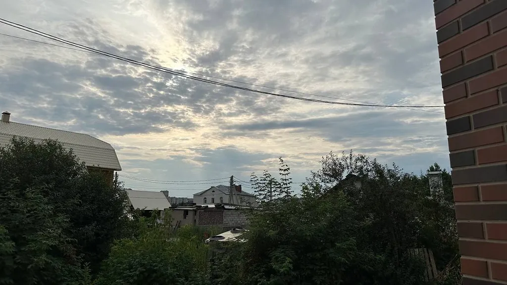 Дом находится в деревне Малые Клыки, вдали от дороги и в тихом месте.