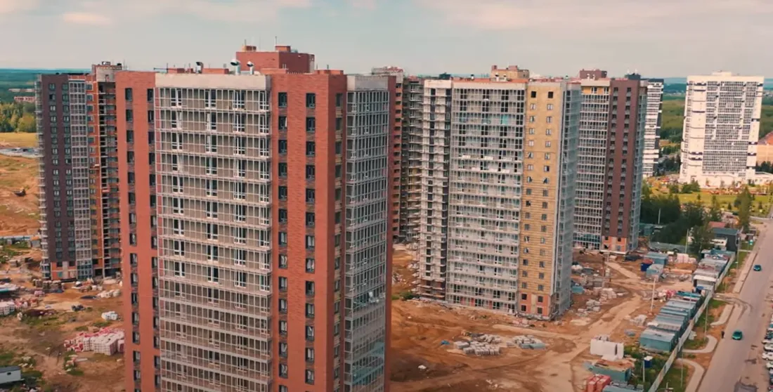 Часть домов в комплексе сдана, часть - строится. Фото: suvarstroit.ru