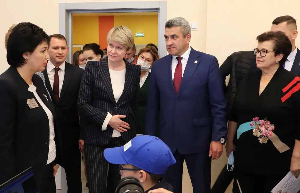Осенью 2021 года лицей посетила член Совета при президенте РФ по науке и образованию Елена Шмелёва (по середине) и провела открытый урок для школьников. Фото: vk.com/lyceum187_rhythm