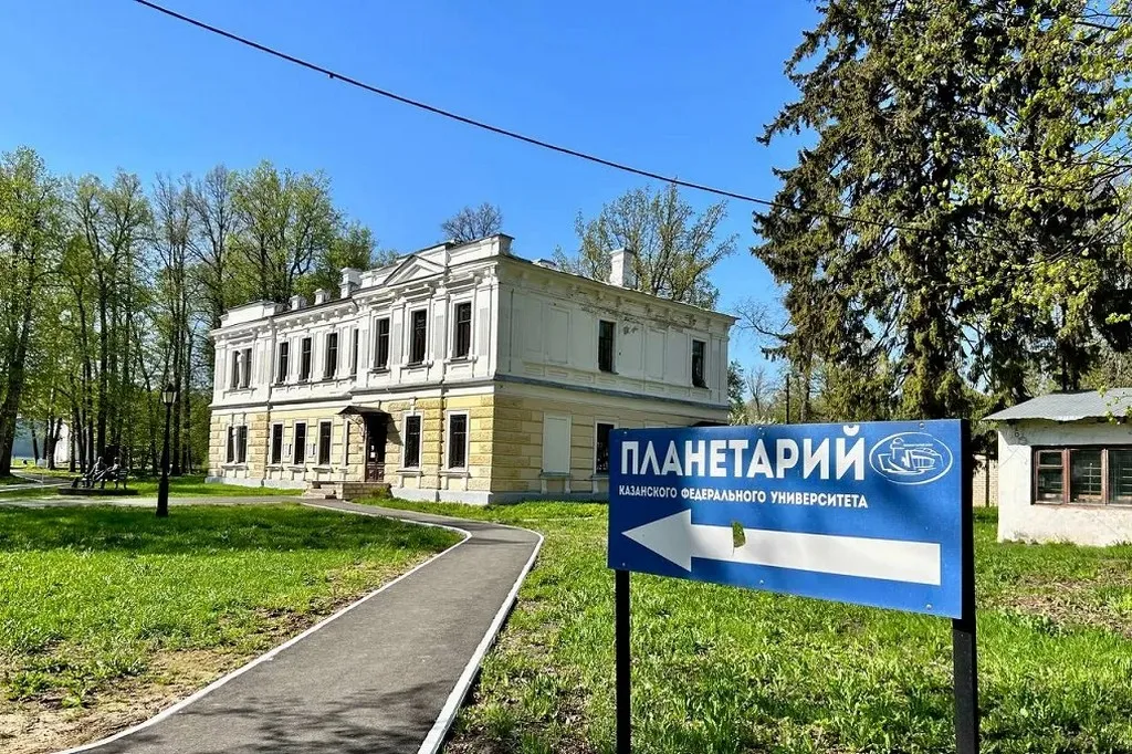 Туризм — одна основных сфер получения прибыли в районе. Все та же близость к Казани, а также наличие на территории сразу двух объектов ЮНЕСКО обеспечивают турпоток порядка 3 млн человек в год. Фото: Урбан Медиа
