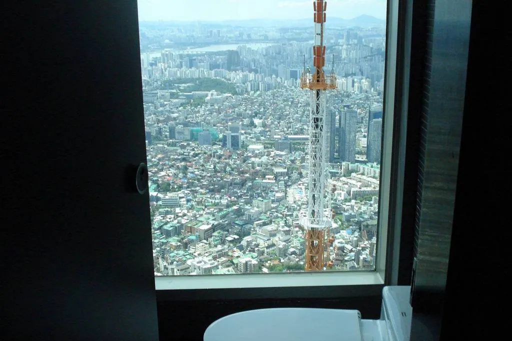 Панорамное окно в видом на Сеул в туалете обзорной башни Namsan Seoul Tower. Фото предоставлено героиней статьи