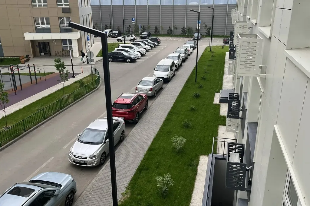 Для дома почти на 200 квартир организовано всего 18 парковочных мест, что крайне мало. Фото предоставлено героем статьи