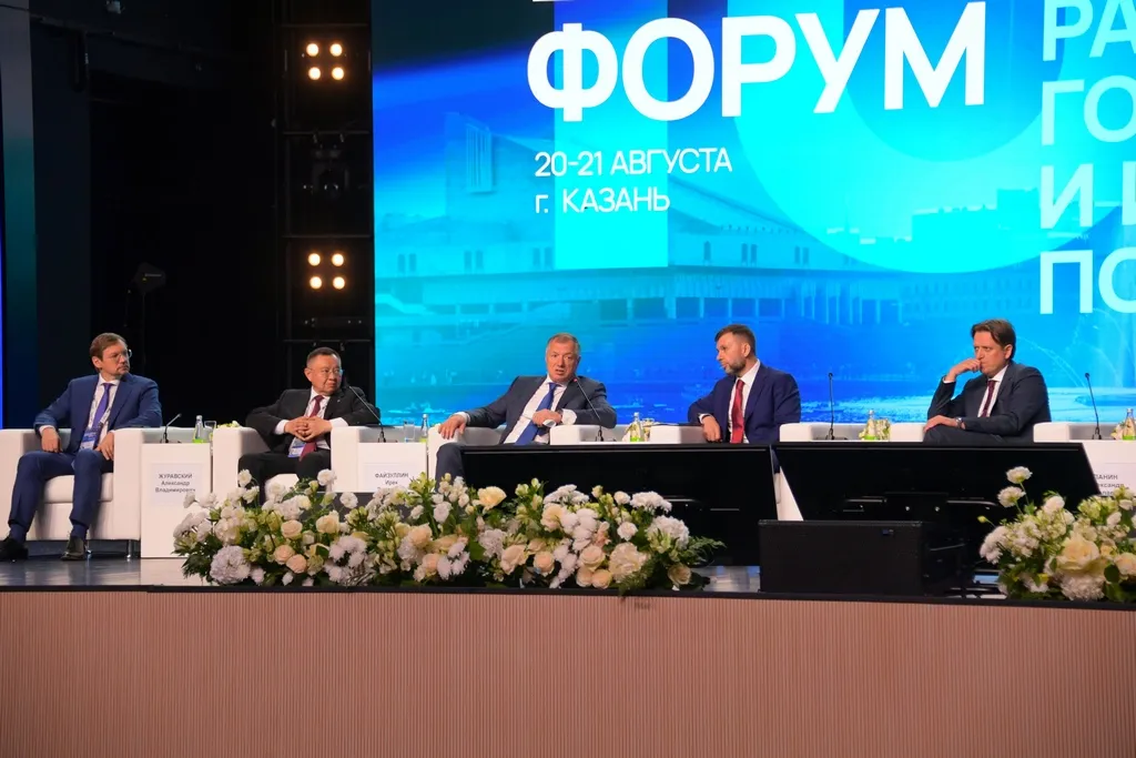 Вице-премьер России Марат Хуснуллин отметил, что за 10 лет существования конкурса в стране появилась культура благоустройства. Фото: оргкомитет форума