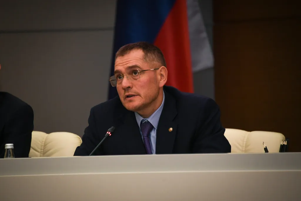 «Когда газовик приходит к вам в квартиру, его не то, что не пускать, ему радоваться надо. И оказывать полное содействие. Это ваша безопасность», — пожурил собственников Александр Тыгин. Фото: prav.tatar.ru