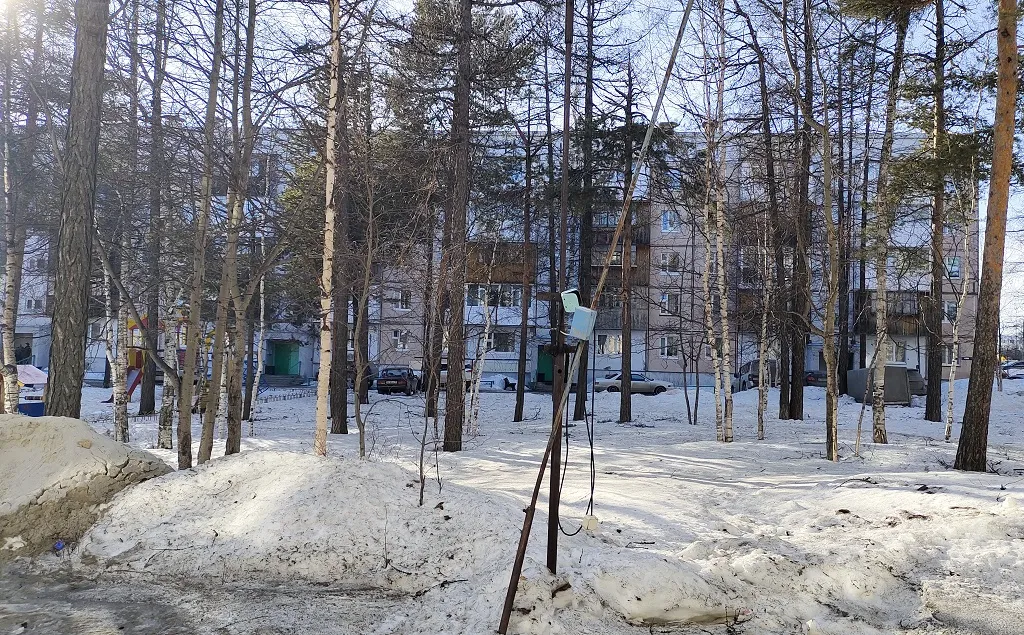 Во всех дворах на парковках стоят вот такие столбы с розетками, чтобы прикуривать свой автомобиль даже ночью.