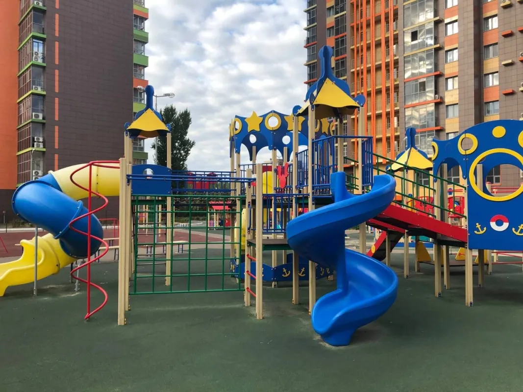 Рядом с ЖК есть много мест для детей и хорошая площадка прямо во дворе. Но вот в ближайшую школу попасть сложно.